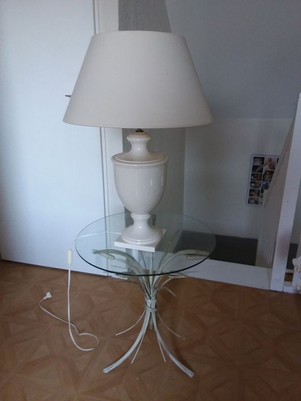Lampe de chevet blanche avec table ronde en verre Décoration