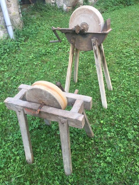 Ancienne meule en pierre  eau sur cadre/mdival
65 Castres (81)