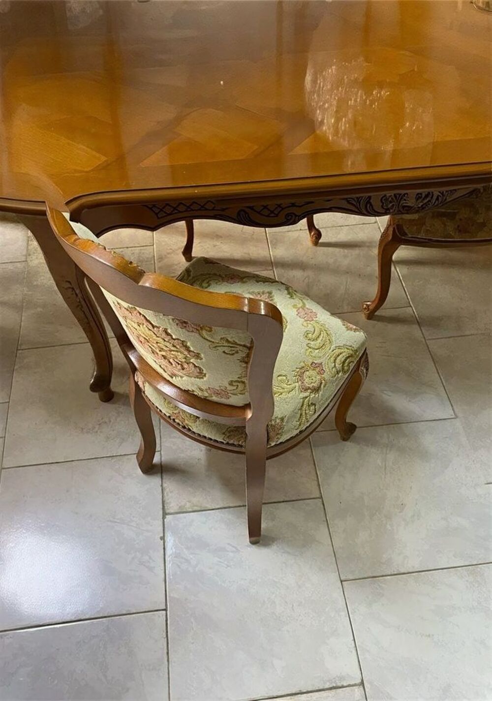 Table de salle &agrave; manger avec ses six chaises en bois massif Meubles