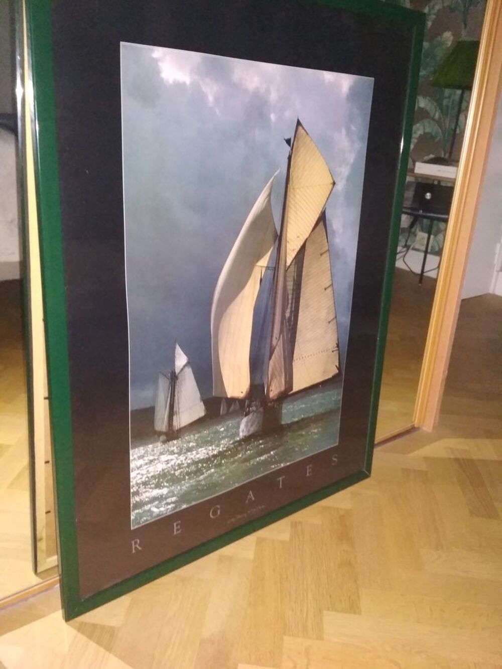 Cadre avec poster de photo de deux voiliers sous verre. Décoration