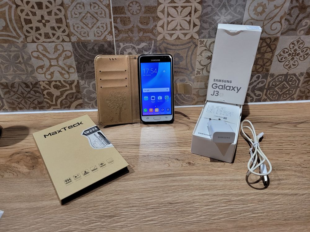Portable Samsung Galaxy J3. Téléphones et tablettes