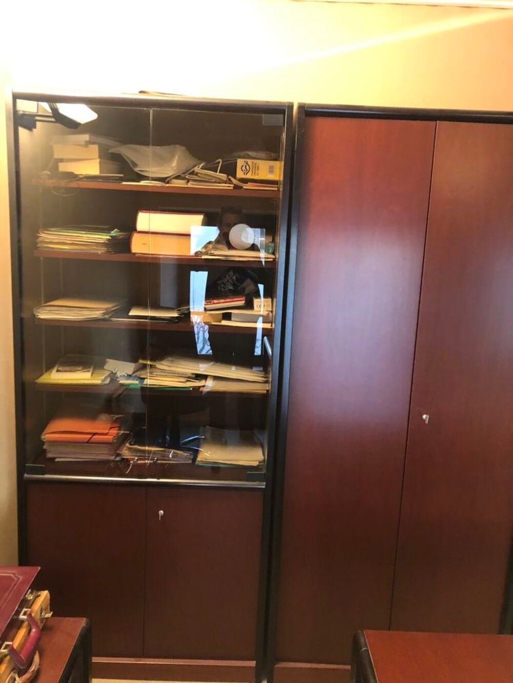 1 bureau et son armoire &agrave; 2 portes en acajou Décoration