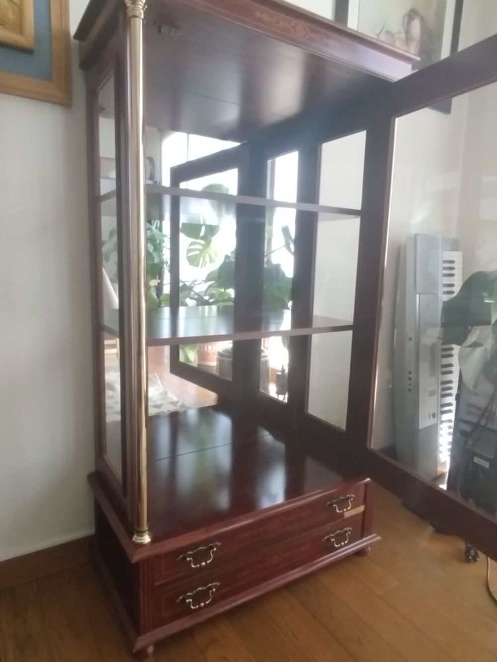 Vitrine en bois vitr&eacute;e avec fond miroir - style classique Meubles