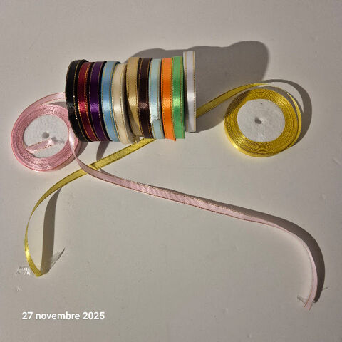 Lot de 13 bobines de ruban satin avec un fil dor� sur le cot 19 Saumur (49)