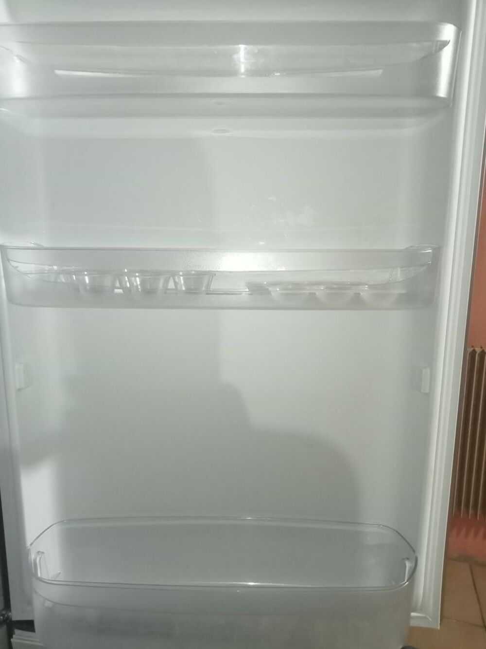 r&eacute;frig&eacute;rateur combin&eacute; de marque Indesit, mod&egrave;le BIAA 12, Electroménager