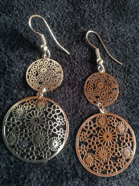 BOUCLES OREILLES ARGENT�E DOUBL�E FLEUR Envoi Possible
2 Tr�gunc (29)