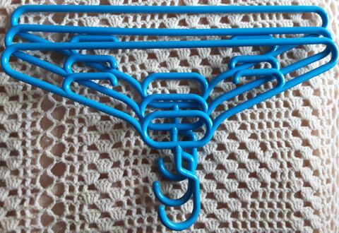 lots de 3 ceintres tout plastique rigide  tte pivotante. 6 Pontoise (95)