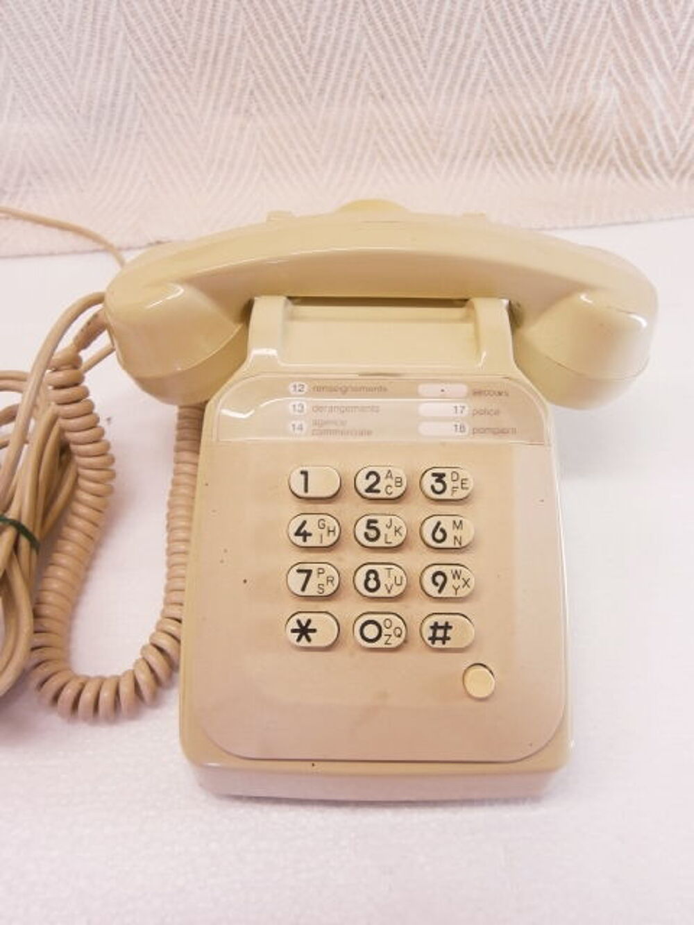 Collection de 5 t&eacute;l&eacute;phones et articles de t&eacute;l&eacute;phonies 