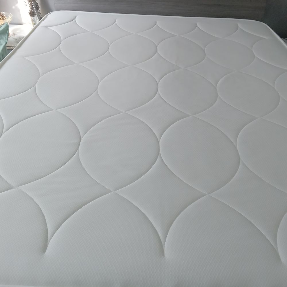 Matelas blanc surpiqu&eacute; Meubles