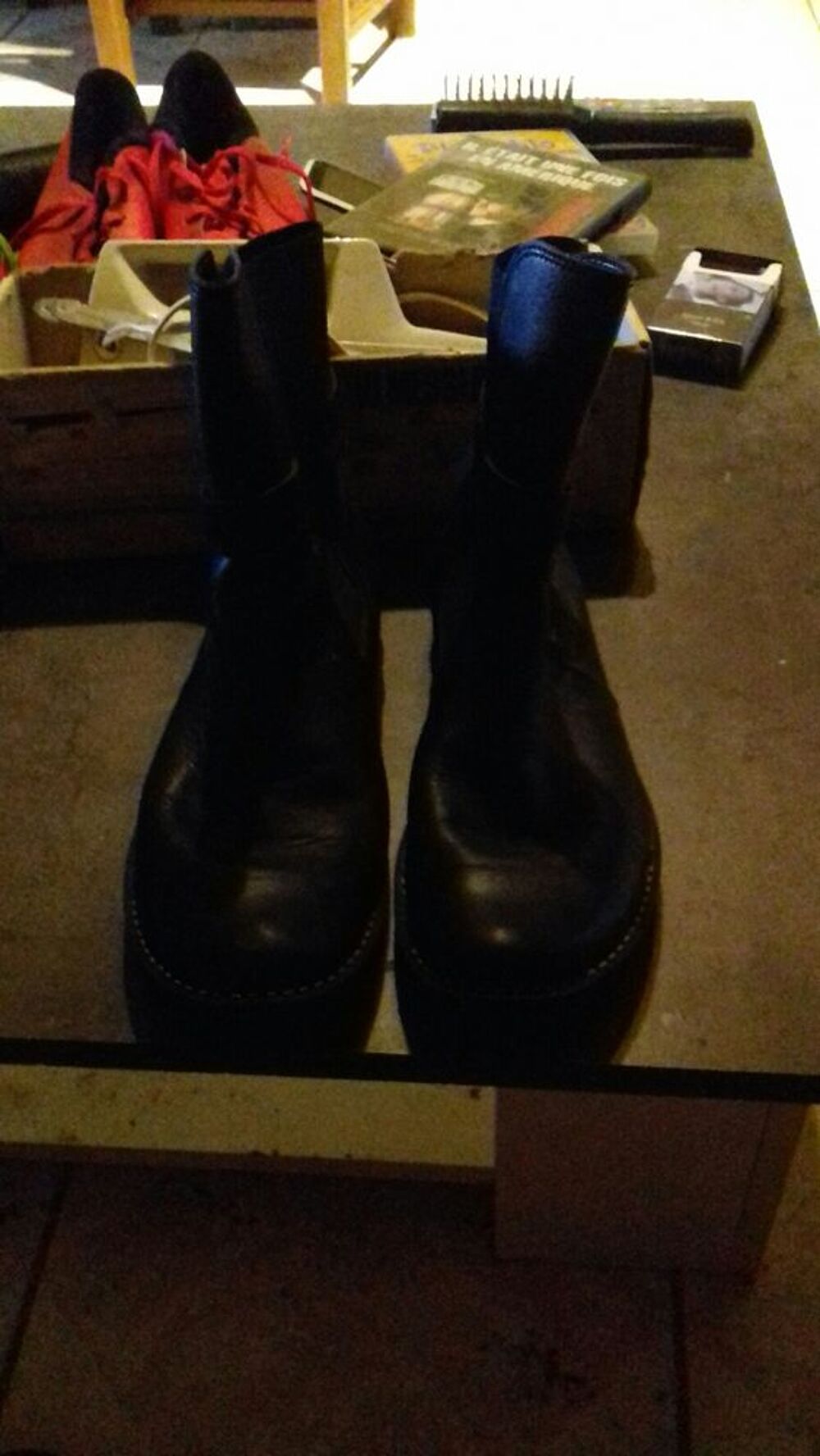 Bonjour bottine pointure 38 porte pas beaucoup de temps ce &agrave; venir chercher sur place pas envoi ni de compte PayPal etc je prends que de esp&egrave;ce Merci Chaussures