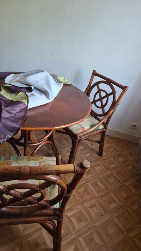 table +4 chaises 700 Villefranche-de-Rouergue (12)