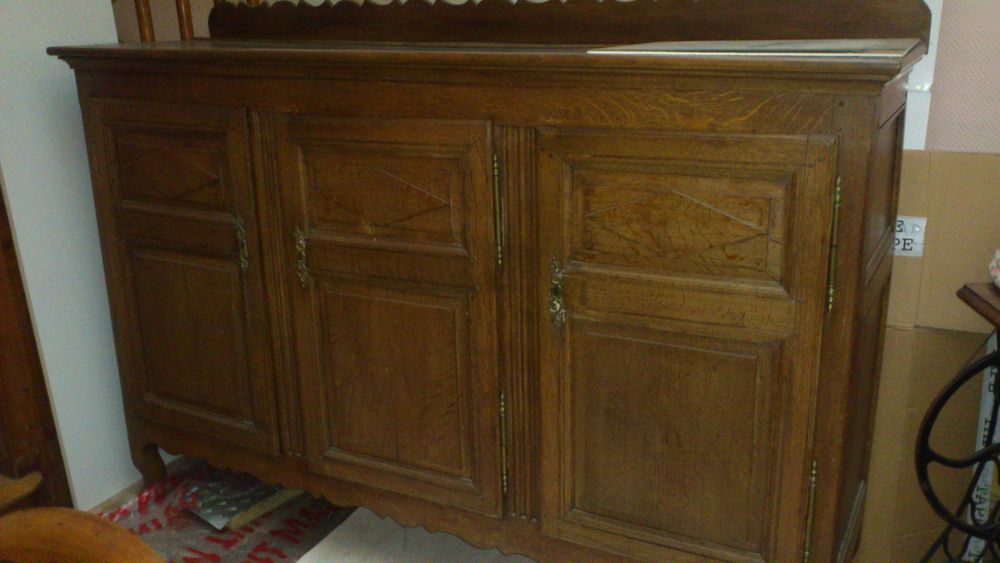 BAHUT CHENE MASSIF 3 PORTES
- A VENIR RECUPERER Meubles