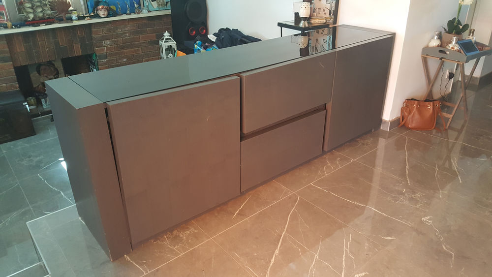 Buffet bois &amp; verre fum&eacute; Décoration