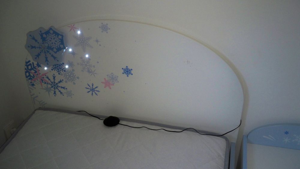 Chambre fille, lit + sommier + chevet + armoire Meubles