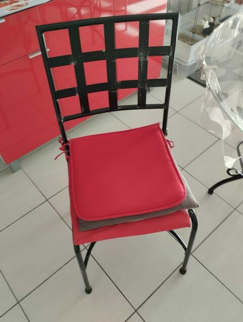 Ensemble table ronde et 4 chaises. Montbonnot-Saint-Martin (38)