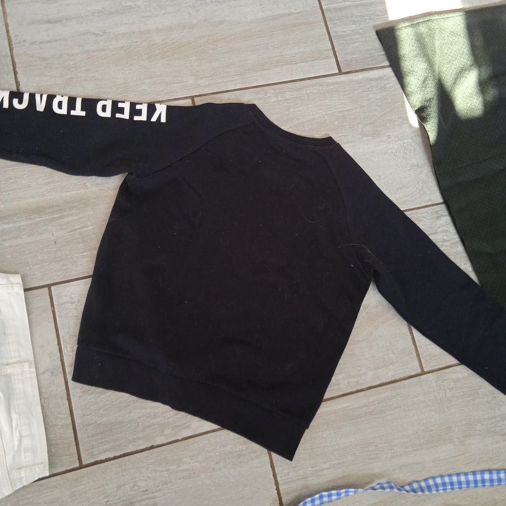 Sweat noir Taille S marque jennyfer imprim&eacute; sur la manche Vêtements
