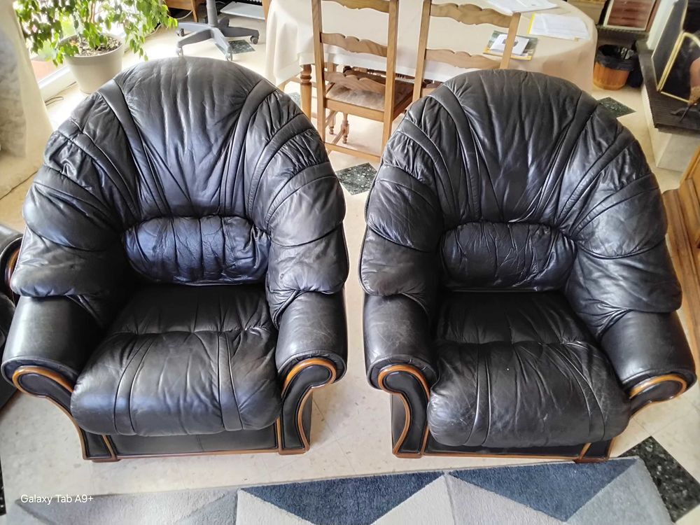 2 fauteuils et 1 canap&eacute;en Cuir. Meubles