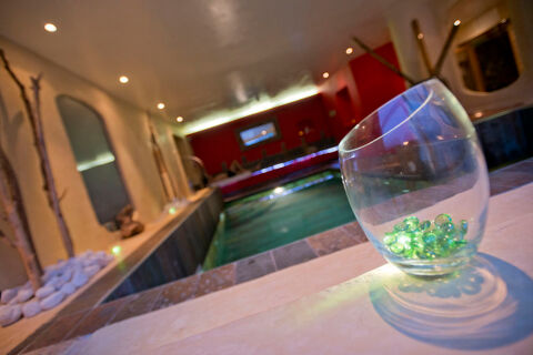 Vente d'un immeuble avec spa et piscine int&eacute;rieure au Pays Basque 665500 64780 Oss�s