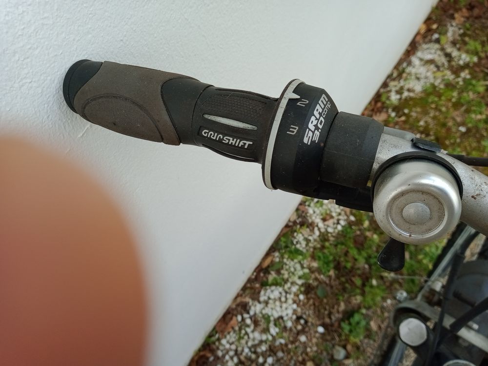 V&eacute;lo btwin adulte gris en tr&egrave;s bon &eacute;tat .
Prix : 200 euros Vélos