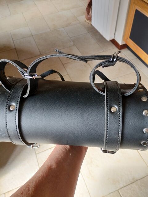 Trousse porte outil moto 25 Saint-Saturnin-du-Limet (53)