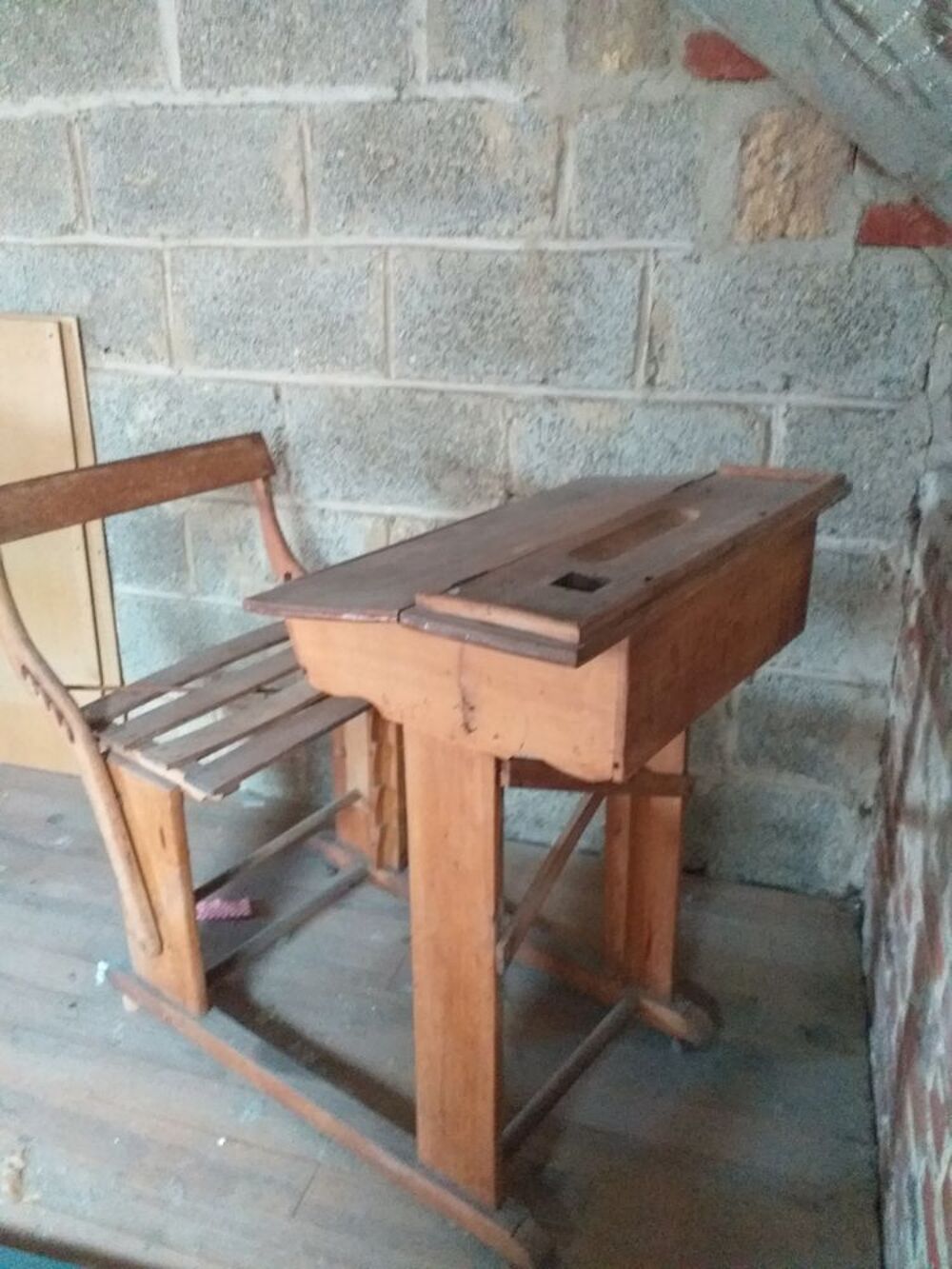 Pupitre d'&eacute;colier en bois avec casier (mod&egrave;le rare) Meubles