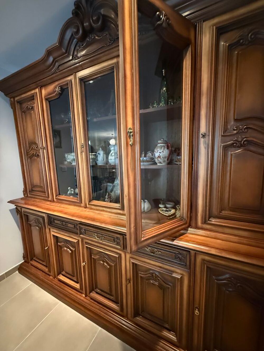 Tr&eacute;s beau meuble en deux parties. Meubles