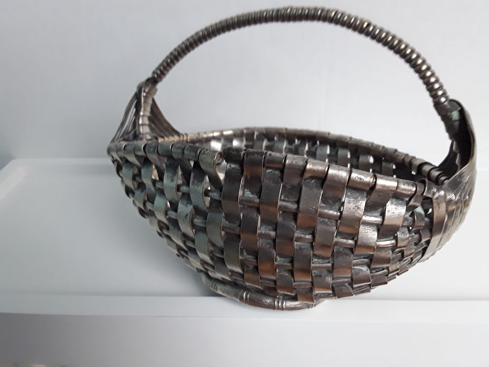 Corbeille ou panier tress&eacute; avec l'anse, m&eacute;tal argent&eacute; tress&eacute; Décoration