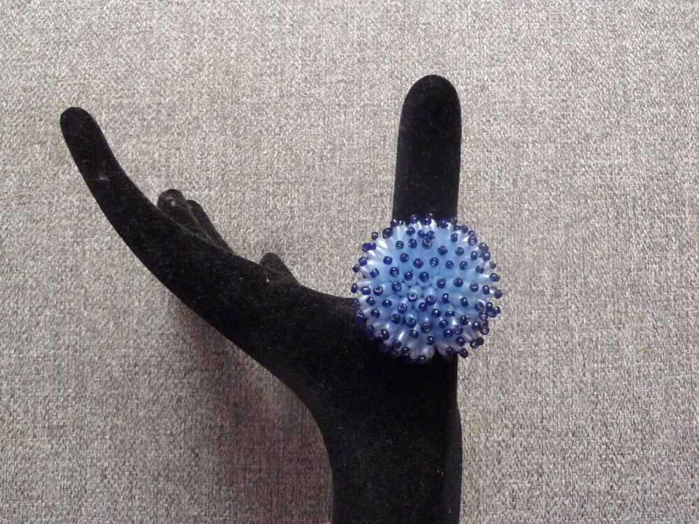 Bague Ronde Fleur en Perles Bleu Clair et Bleu Marine Bijoux et montres