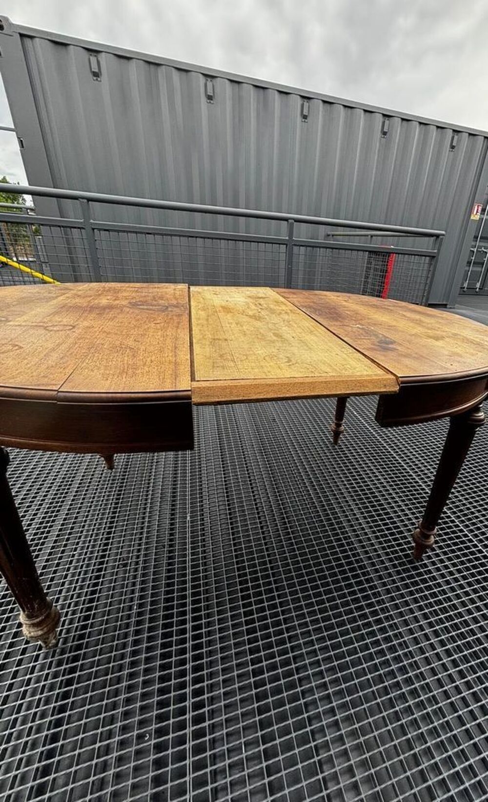 Table ancienne en bois massif , mod&egrave;le rare style Louis XVI Meubles