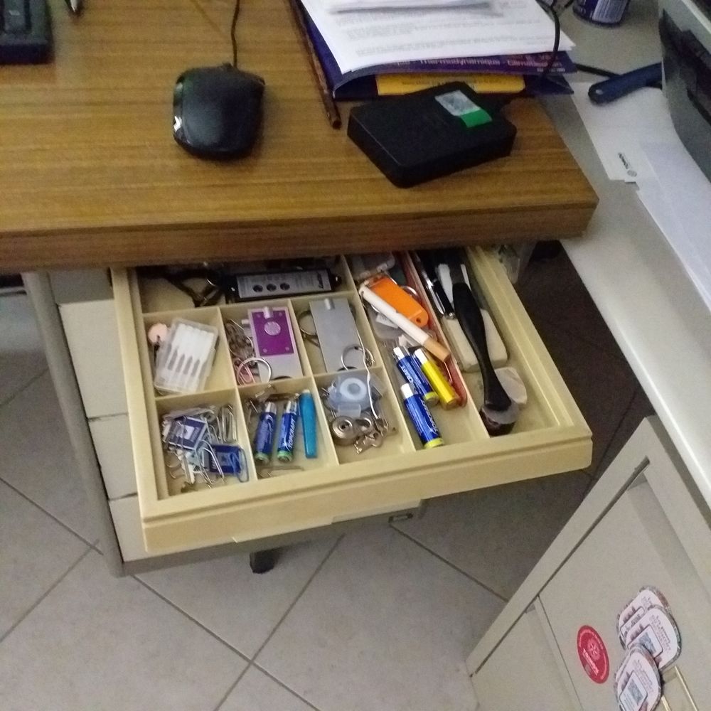 bureau professionnel beige clair dessus marron Meubles