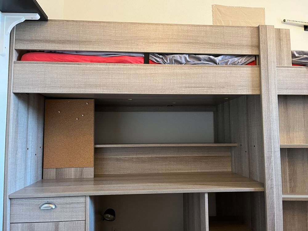 Lit mezzanine ( bureau et placard int&eacute;gr&eacute;)et commode . Meubles