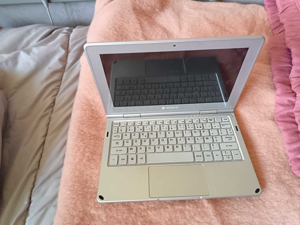 ordinateur et portable et vaisselle Matériel informatique