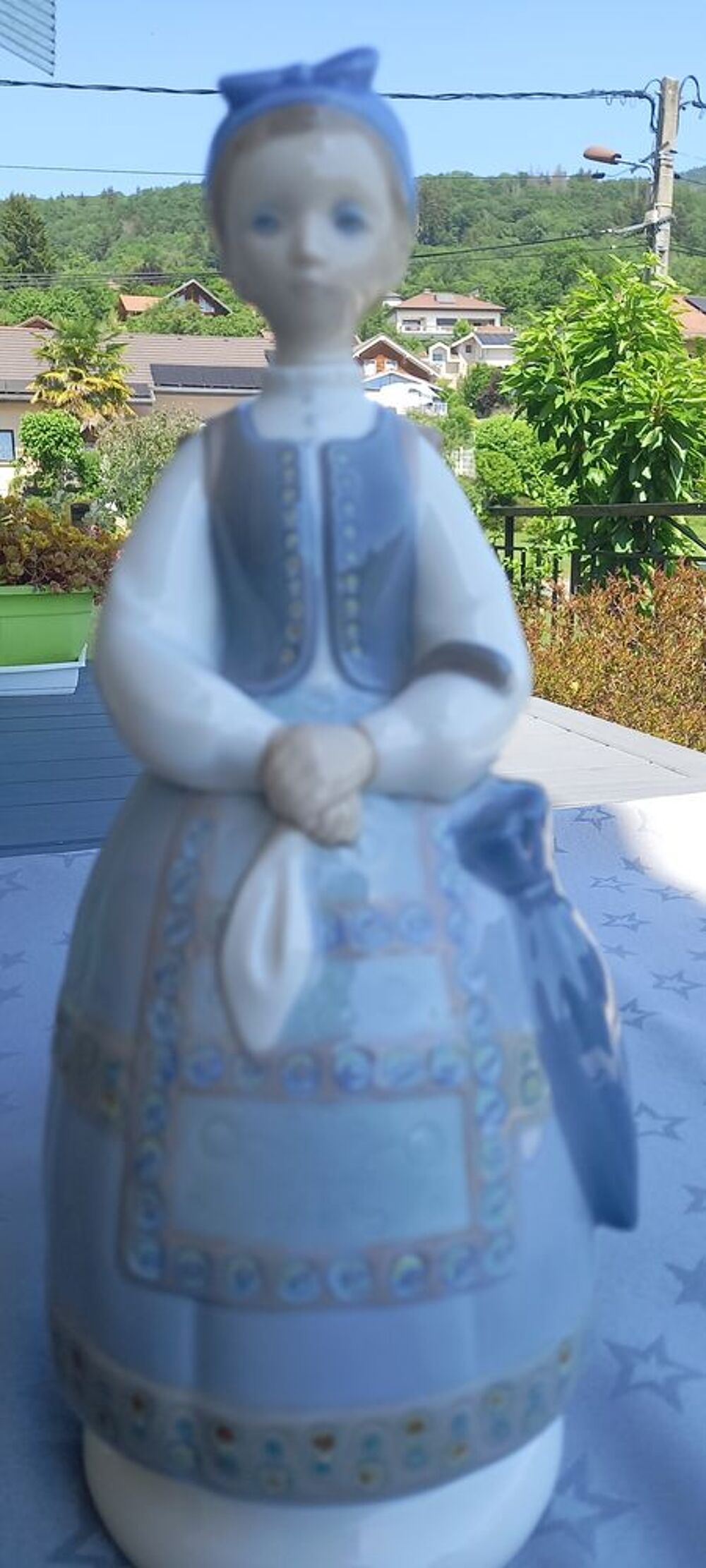 Tr&egrave;s rare Berg&egrave;re en robe traditionnelle Lladr&oacute; H28cm 