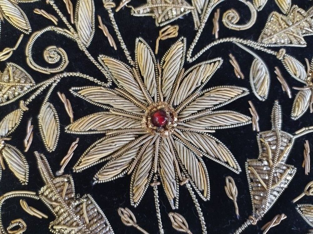 Ancienne Boite en Velours Noir et Broderie M&eacute;tal Mercerie
Décoration