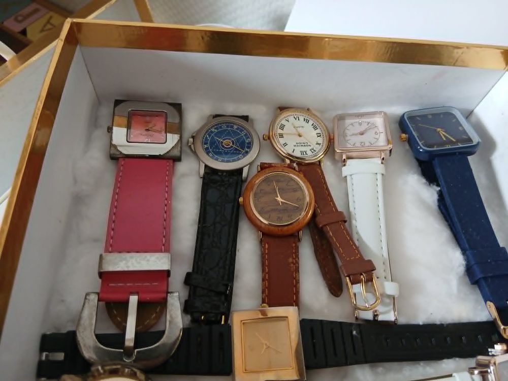  Lot de 20 montres styl&eacute;es diff&eacute;rentes, boite dor&eacute;e N&deg;1469 Bijoux et montres