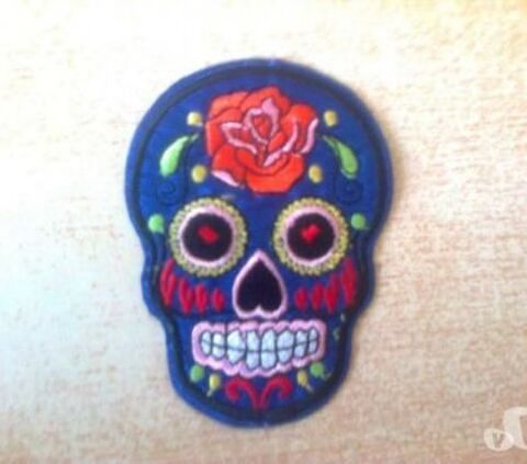 écusson tête de mort mexicaine
couleur bleue
3 Carnon Plage (34)