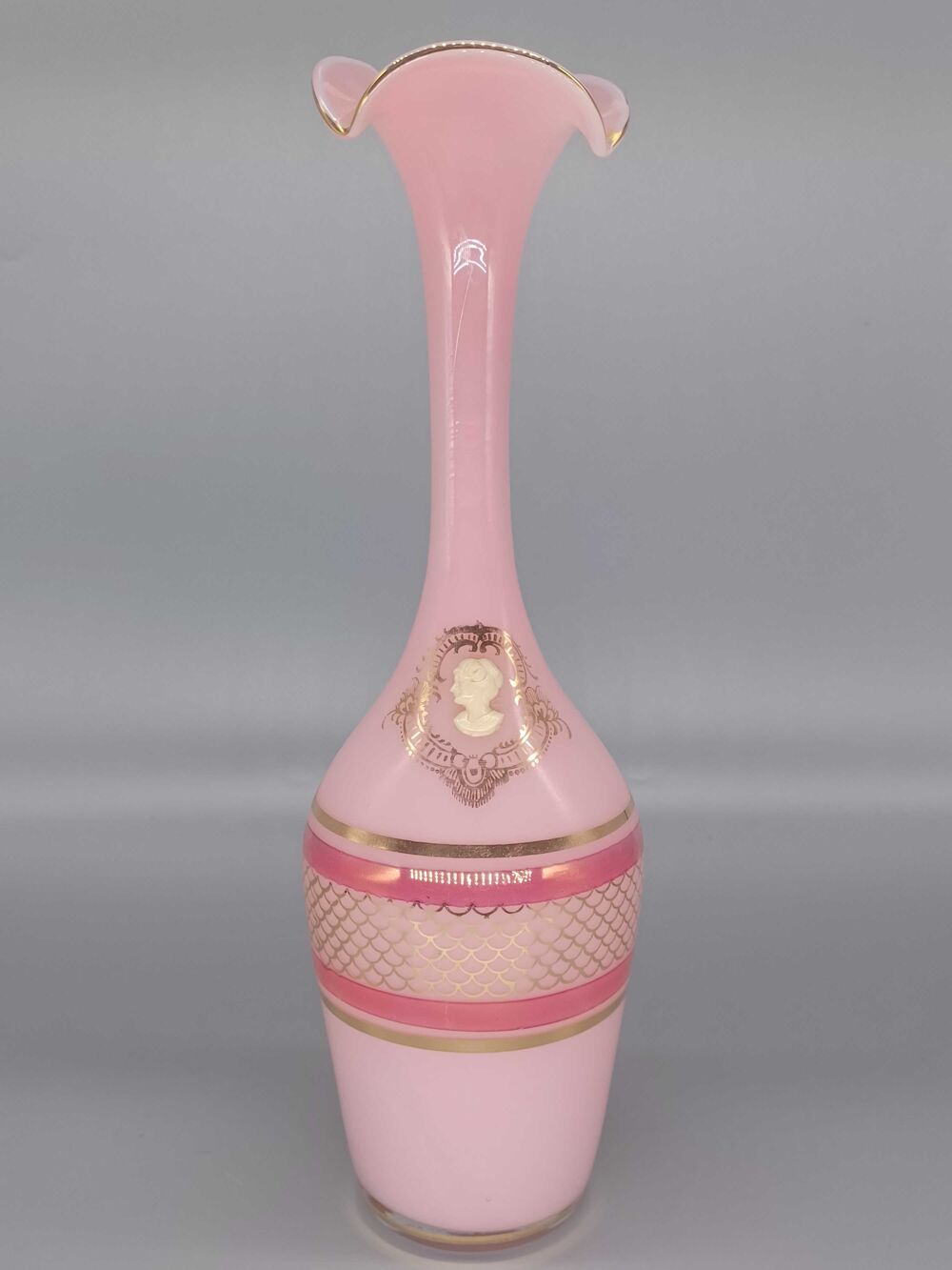 vase en opaline rose avec dorures et cam&eacute; vdsa Décoration