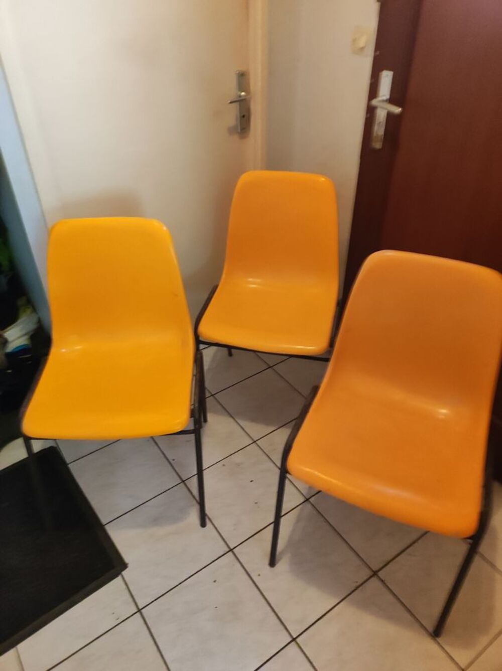 3 chaise en plastique avec pied en ferraille orange vintage Meubles