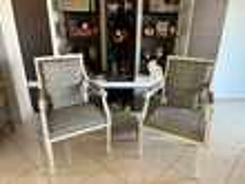 DEUX FAUTEUILS STYLE LOUIS XVI DECORES COMTEMPORAINS Meubles