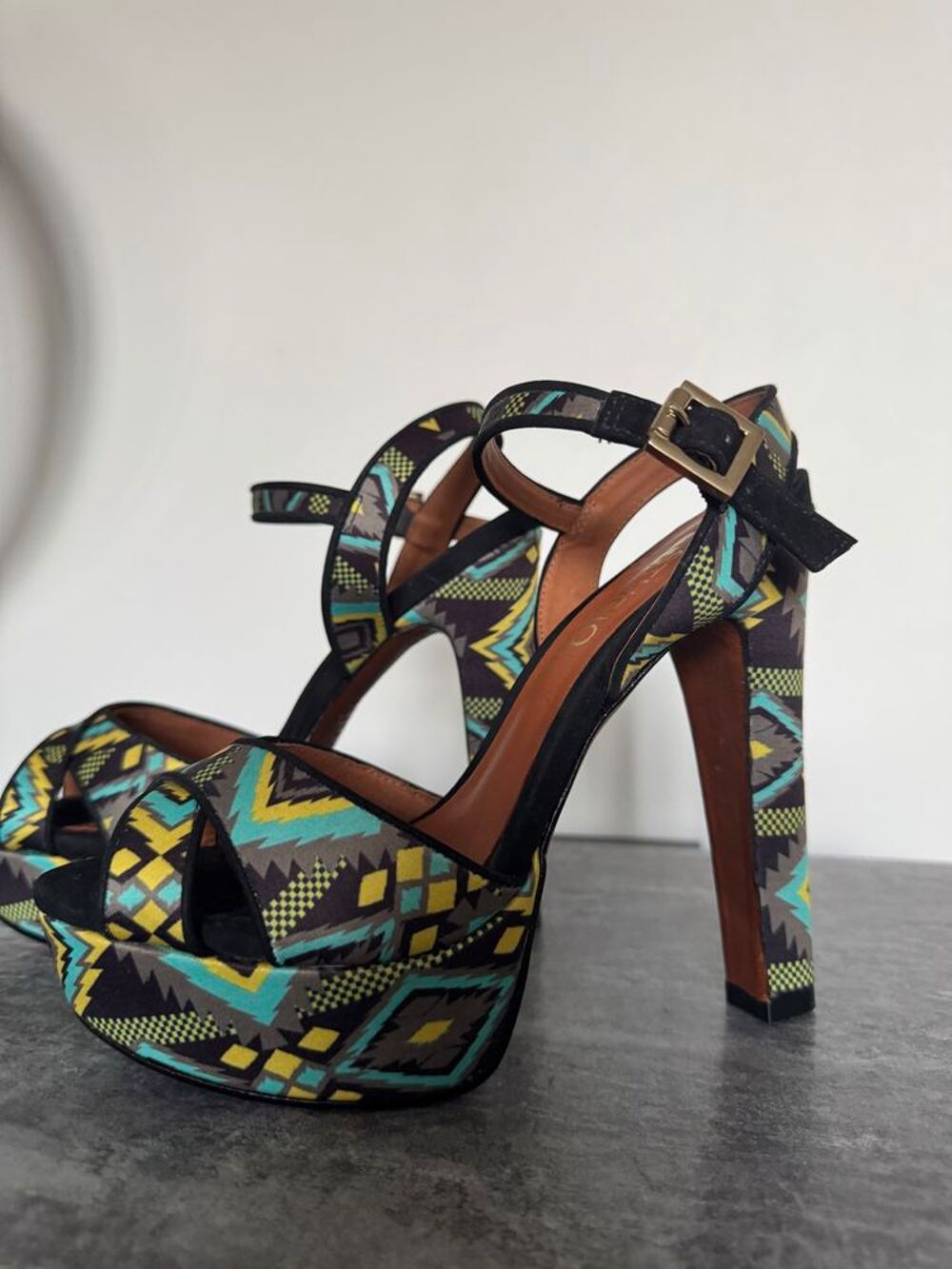 Sandales compens&eacute;es motif g&eacute;om&eacute;trique Chaussures