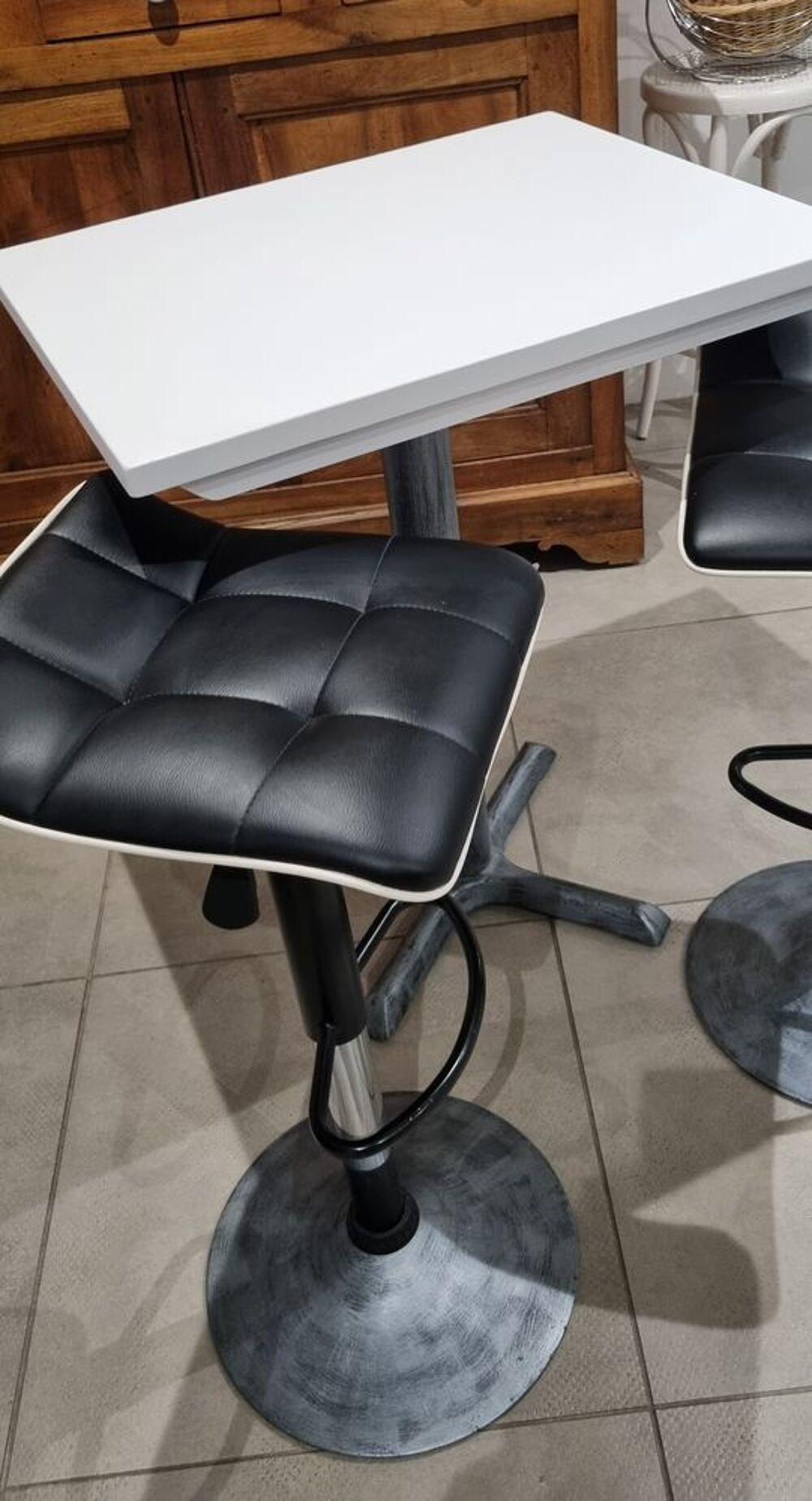Superbe mange debout avec ces 2 tabourets r&eacute;glables &eacute;tat NEU Meubles