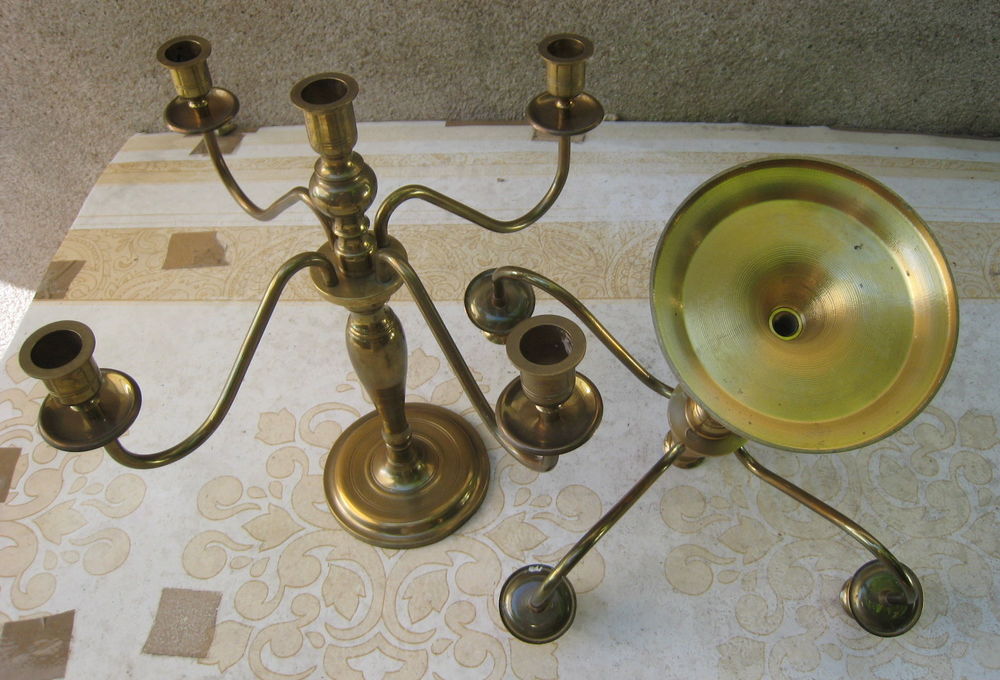 Une paire de cand&eacute;labres Décoration