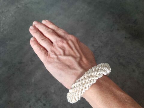 Bracelet ethnique en os sculpt puis tress. TBE 19 Courbevoie (92)