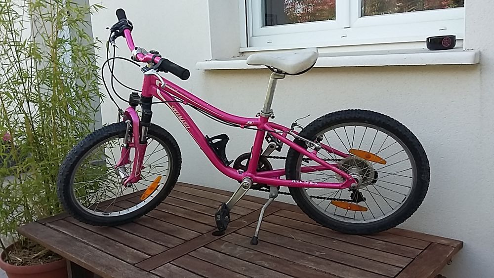 VTT enfant sp&eacute;cialized 20 " Vélos