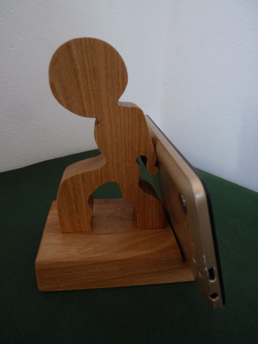 support t&eacute;l&eacute;phone en bois massif vernis satin&eacute; Téléphones et tablettes