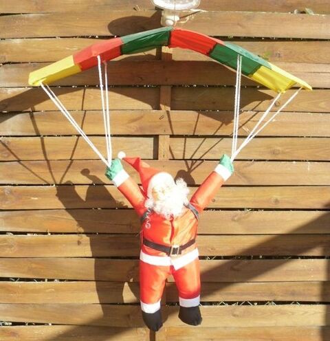 P�re Noel accroch� � son parachute 10 Beauchamp (95)