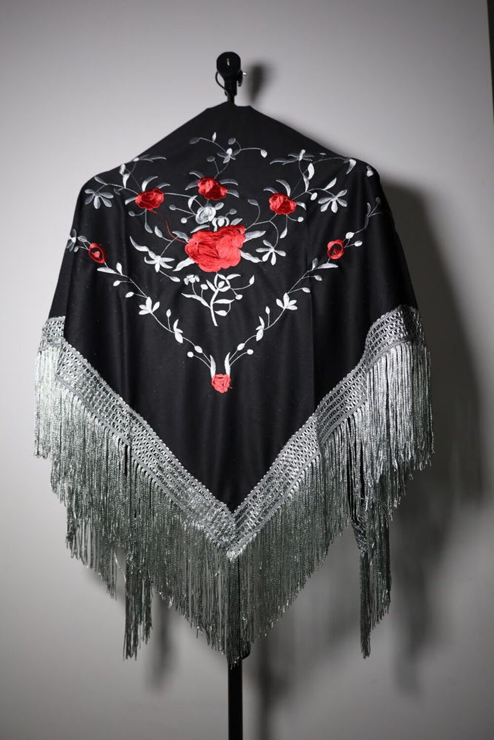 Ch&acirc;le Espagnol Multicouleur Noir Gris Rouge Vêtements