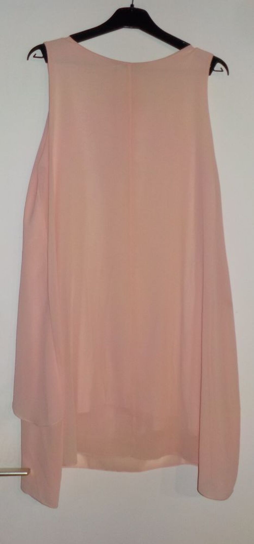Robe mini couleur saumon taille M neuve avec &eacute;tiquette
Vêtements