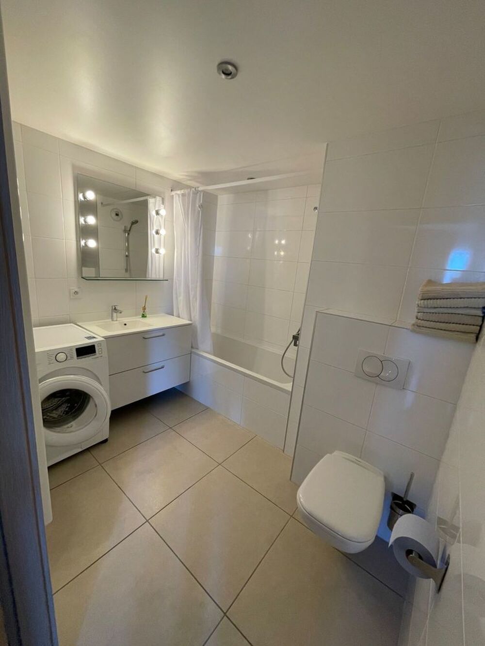 Location Appartement T1 meublé 6 ème étage rue tram Genève Annemasse