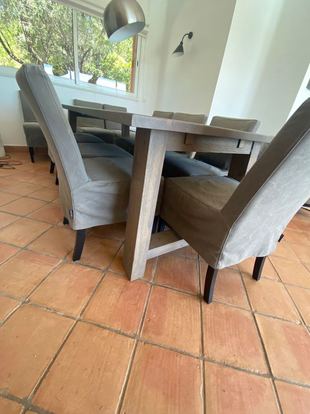Belle table de salle &agrave; manger et 10 chaises Meubles